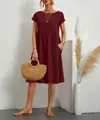 Modella che indossa un abito a trapezio in cotone bordeaux con scollo rotondo in studio - Taglia S / Top / Borgogna