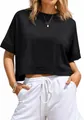 Dettaglio del crop top nero oversize da donna con tasca funzionale sul petto davanti - Nero