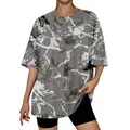 Vue détaillée d'un t-shirt unisexe oversize avec un motif de camouflage de feuilles d'érable. - S / Hauts / Style 5 Feuilles Gris Noir