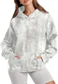 Vue détaillée d'un sweat à capuche tie-dye gris et blanc tendance pour femme sur modèle - S / Hauts / Blanc