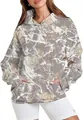 Gros plan montrant le motif complexe de feuilles d'érable sur ce sweat à capuche décontracté. - S / Hauts / Feuille Grise