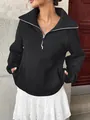 Dettaglio di felpa in pile nera da donna con mezza zip e pratiche tasche laterali incluse - Taglia S / Top / Nero