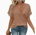 Modieuze dames zomer top met V-hals en vleermuismouwen in een lichtbruine kleur - Khaki
