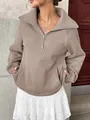 Primo piano di felpa da donna in pile con mezza zip e dettaglio tasca in colore kaki - Taglia S / Top / Cammello