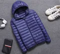 Vue détaillée d'une doudoune légère bleue à capuche pour homme sur un fond gris texturé - 3XL / Hauts / Bleu marine