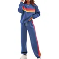Détail de l'ensemble sweat et pantalon de sport bleu avec rayures arc-en-ciel - Bleu