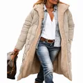 Detalle de parka acolchada larga beige para mujer con forro cálido de borreguito - Caqui