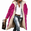 Dettaglio del cappotto lungo trapuntato magenta da donna con calda fodera in sherpa - Rosso rosa
