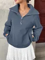 Dettaglio felpa oversize da donna con mezza zip e tasca frontale in blu polvere - Blu scuro