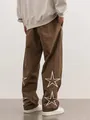 Vue arrière détaillée du pantalon marron high street avec broderie d'étoile blanche - Café