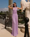 Elegantes lavendelblaues Multi-Way Halter Maxi-Kleid an einem Model im Garten. - Lila