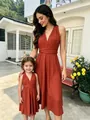 Madre e hija con vestidos infinity multiposición en color naranja teja al aire libre - Rojo Ladrillo