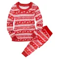 Détail d'un ensemble de pyjama de Noël rouge avec imprimé rennes et motifs Fair Isle. - S / Style Maman (Haut et Bas) / Rouge