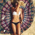 Serviette de plage mandala paon avec franges dans un cadre de style de vie à la plage. - Imprimé Mandala (Rond) / 148x148cm / Kaki