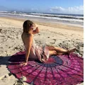 Serviette de plage ronde mandala bohème avec motif de paon utilisée sur la plage - Imprimé Mandala