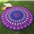 Serviette de plage ronde mandala avec motif paon bleu étalée sur de l'herbe verte - Mandala Floral / 148x148cm / Violet