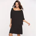 Detail van een zwarte plus size chiffon jurk met gelaagde faux twee-delige stijl - M / Boven- En Onderstuk / Zwart