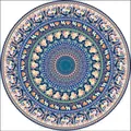 Vue détaillée d'une serviette de plage mandala ronde avec des motifs de paon et éléphant. - Mandala Éléphant / 148x148cm / Jaune