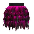 Gedetailleerd overzicht van luxe fuchsia pauwenveren rok voor podiumoptredens - S / Bottoms / Rozerood