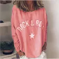 Detalle del estampado Rock & Roll con pedrería en una sudadera de color coral para mujer - S / Tops / Rosa