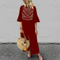Vue détaillée d'une robe trapèze ethnique bordeaux avec broderie florale au torse - Bordeaux