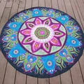 Serviette de plage ronde mandala fleur de paon vibrante en mousseline polyester. - Mandala de Fleur Géométrique