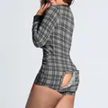Detailaufnahme von kariertem Damen-Pyjama-Einteiler mit funktionellem Gesäßschlitz - Grau Kariert