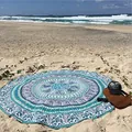 Serviette de plage ronde à motif mandala paon sur fond de plage de sable - Style Totem Bleu Foncé