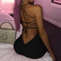 Detailaufnahme eines sexy schwarzen rückenfreien figurbetonten Kleides mit Schnürung hinten - S / Unterteile / Schwarz