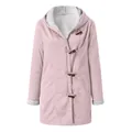 Vista frontale di un cappotto rosa con cappuccio, bottoni ad alamaro e fodera in pile - Rosa