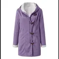 Cappotto invernale viola da donna con fodera in pile bianco e chiusure ad alamari legni - Viola