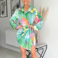 Vue complète de la robe chemise à fleurs vibrantes avec détail de ceinture nouée. - L / Hauts / Vert