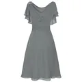 Abito elegante in chiffon grigio con maniche a volant e spilla decorativa sulla spalla. - Grigio
