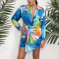 Détail d'une robe chemise à fleurs bleues avec un nœud sur le devant et un col chic. - S / Hauts / Bleu
