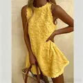 Abito corto giallo senza maniche con ricami floreali e i bordi smerlati raffinati - Giallo