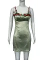 Détail de la robe courte en satin vert sauge avec broderies florales sur les bretelles - S / Robes / Vert