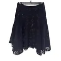 Dettaglio dell'intricato motivo in pizzo nero traforato di una gonna a trapezio - Taglia unica / Pantaloni e gonne / Nero