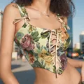 Detailopname van vintage gebloemde crop top met vetersluiting en schouderbandjes met strik - S / Tops / Veelkleurig Bloemen