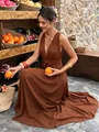Robe longue rétro française marron avec col en V profond et lien à la taille - Brun Foncé