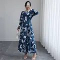 Elegantes blaues langärmeliges Maxikleid mit weißem Blumendruck und Taillenbindung - S / Oberteile / Blau