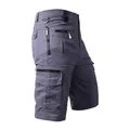 Vista lateral detallada de estos pantalones cortos cargo grises para hombre con bolsillos - Gris oscuro