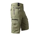 Vista laterale dettagliata di pantaloncini cargo da uomo verde oliva con tasche tattiche a zip - Taglia S / Pantaloni e gonne / Verde chiaro