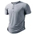 Dettaglio maglietta Henley grigia da uomo in tessuto effetto ghiaccio con tre bottoni - Taglia S / Top / Grigio scuro