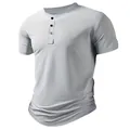 Vista ravvicinata di una t-shirt sportiva Henley da uomo a maniche corte. - Taglia S / Top / Grigio chiaro