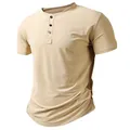 Vista dettagliata di una maglietta Henley beige da uomo con abbottonatura a tre bottoni - Taglia S / Top / Kaki