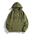 Primer plano detallado de una sudadera con capucha retro americana verde oliva pesada - Verde Militar