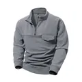 Detailansicht eines grauen Fleece-Sweatshirts für Herren mit Reißverschluss und Stehkragen - S / Oberteile / Grau