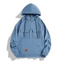 Vista detallada de sudadera con capucha azul para hombre con media cremallera y bolsillos - Azul cielo