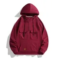 Detalle de la sudadera con capucha retro granate con media cremallera y bolsillos - Burdeos