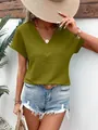 Detailansicht des olivgrünen Damen-T-Shirts mit V-Ausschnitt und Struktur - Oliv